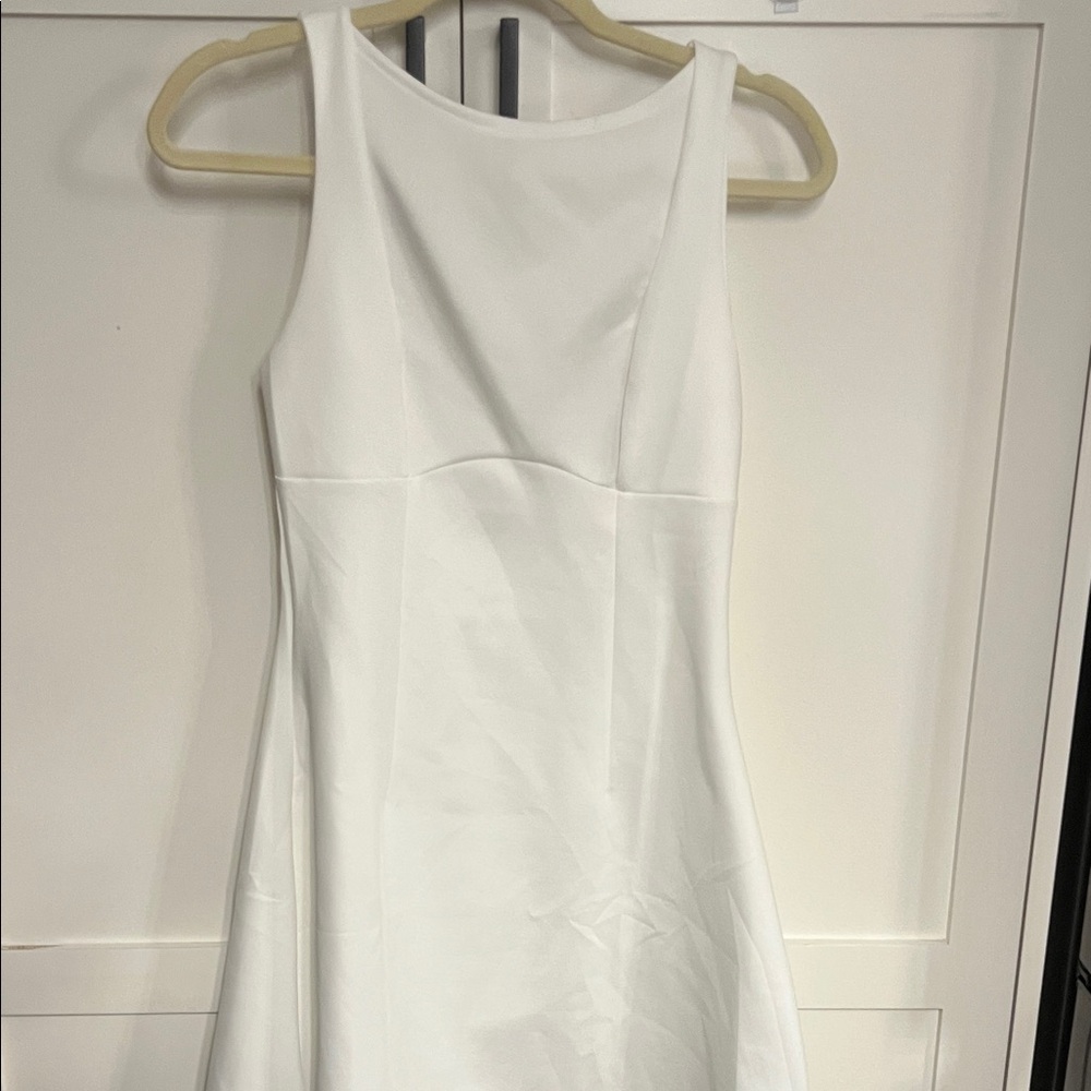 Elegant White Sleeveless Dress